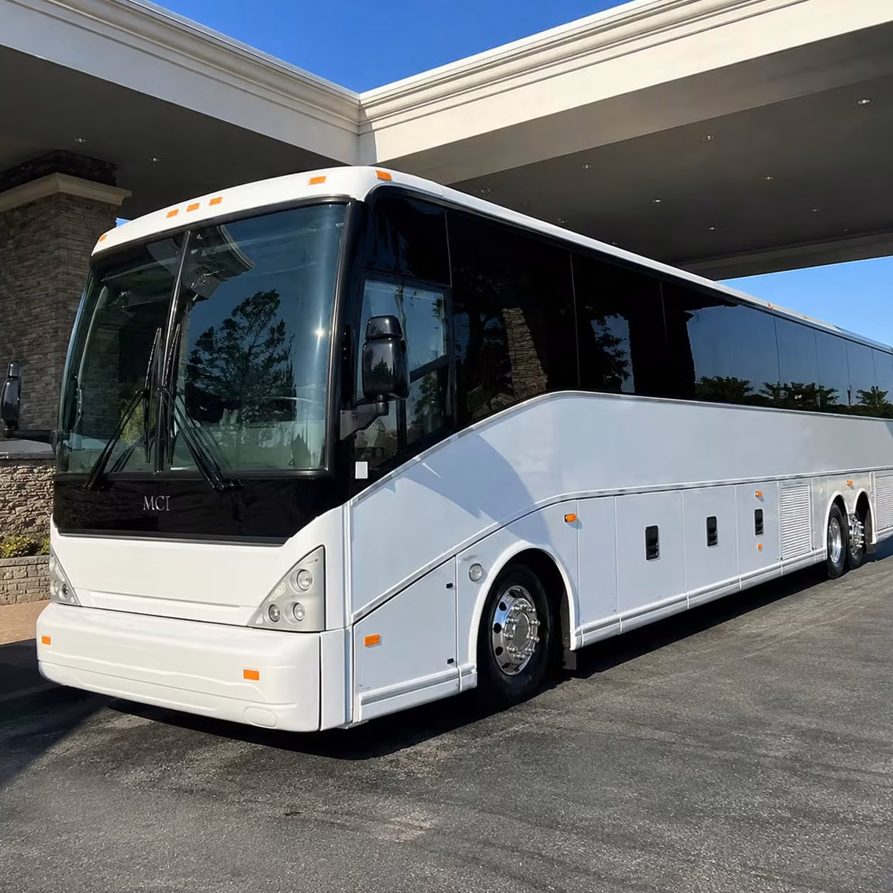 because des moines airport transfers are easier with a private bus